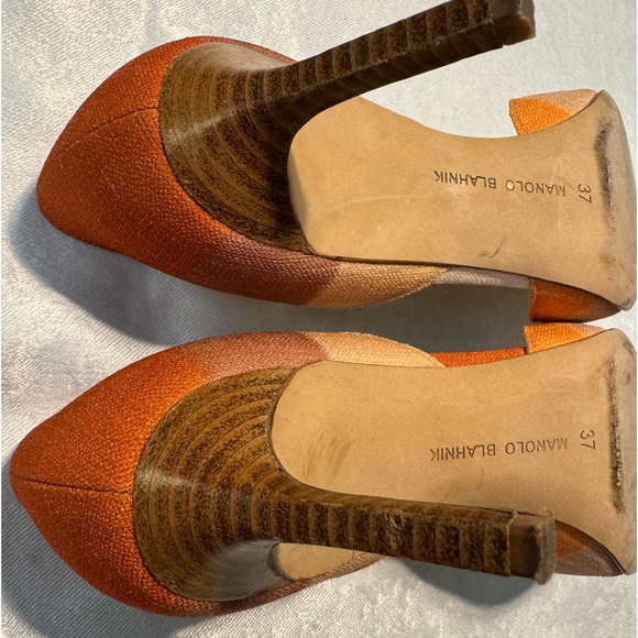 Manolo Blahnik 37 Linen Ombre Heels. Beige, orange, wooden 3” heels. - Picture 9 of 9